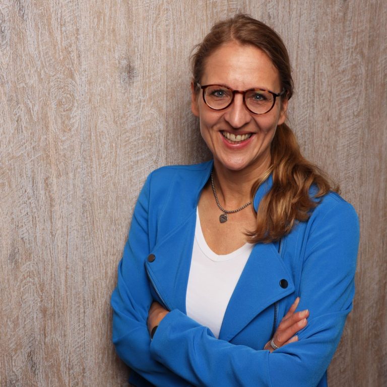 Santa Ritter schätzt die klare Haltung, Empathie und Erfahrung, die sie in vielen verschiedenen Projekten, wie Einzelcoaching, Seminaren oder Management-Audits erleben konnte. Sandra Ritter, Leiterin Human Ressources Airport Hannover-Langenhagen