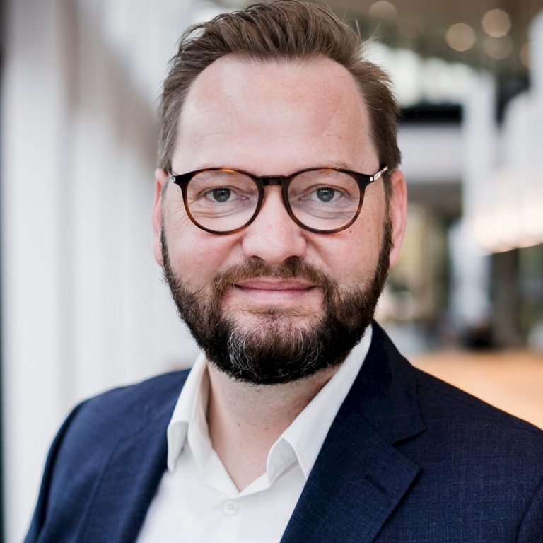 Willy Banmann beschreibt die Möglichkeiten der echten Begegnung und der Entwicklungschancen, die sich in seinen Seminaren durch die Authentizität, Herzlichkeit und Offenheit von Dr. Haeske ergeben. Willy Banmann ist Leiter der Personalentwicklung der nobilia-Werke J. Stickling GmbH & Co. KG