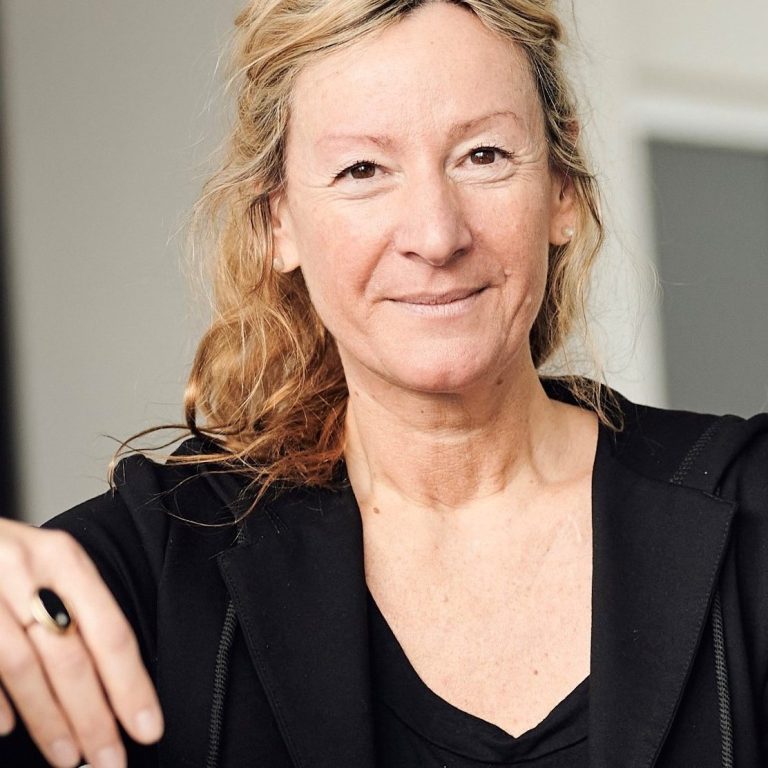 Frau Moeller betont den Aspekt der Kreativität, der Wirksamkeit und der Erfahrung, die eine hohe Akzeptanz bei unterschiedlichen Zielgruppen in Workshops bewirkt hat. Frau Barbara Moeller ist Leiterin Innovation & Wissen der Wagner Group GmbH